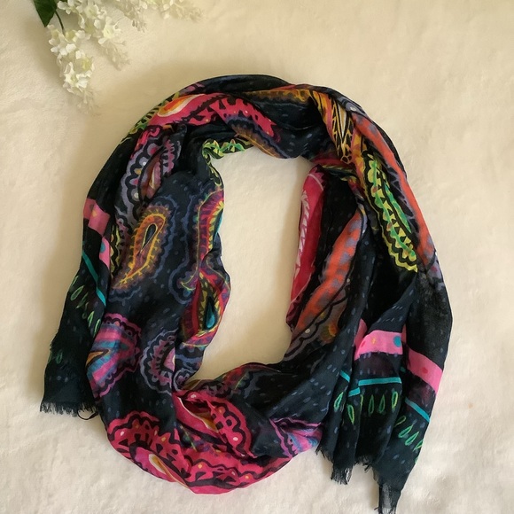 Vera Bradley Accessories - NWOT Vera Bradley Paisley Scarf